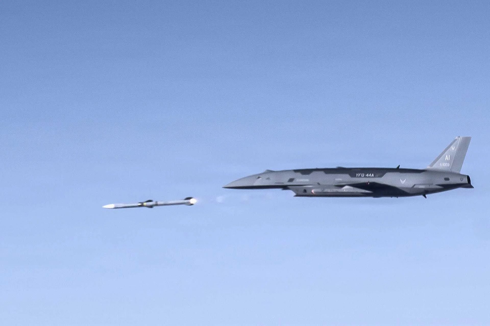 Stíhačka F-22 prvýkrát ovládala dron Fury pri cvičnej bojovej misii ...